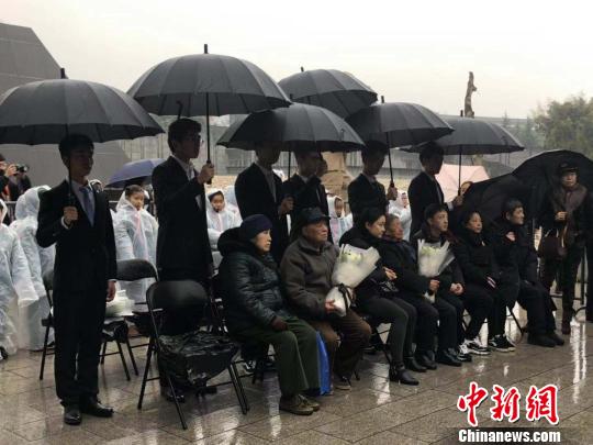 10日晨，南京大屠殺死難者家庭祭告活動在侵華日軍南京大屠殺遇難同胞紀(jì)念館舉行?！≈鞎苑f 攝