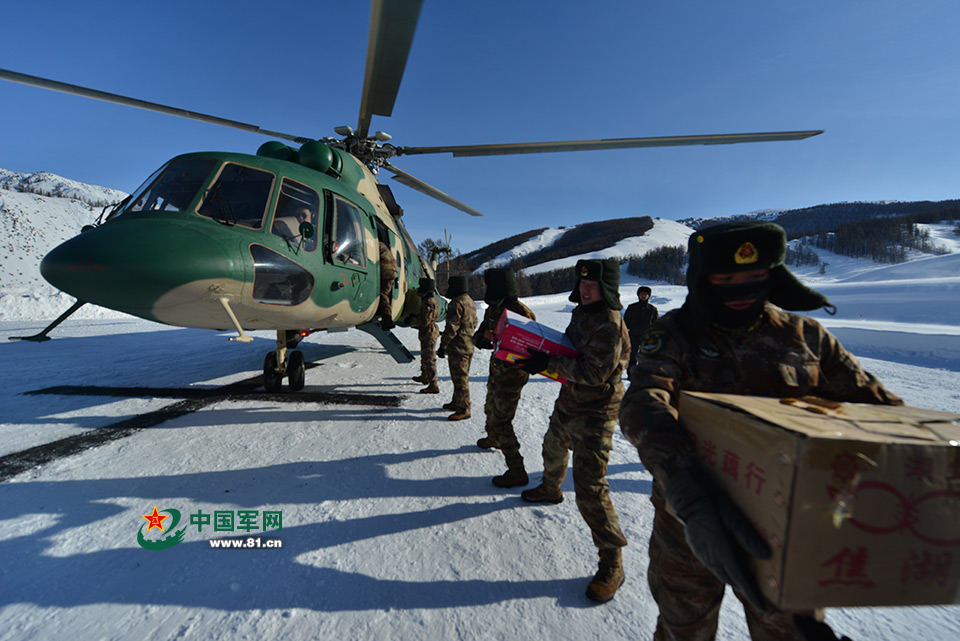 紅山嘴邊防連官兵正在搬運年貨。記者岱天榮 攝