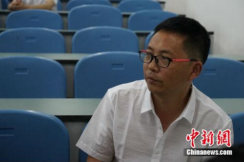 什邡市七一中學(xué)教師伍昌杰在接受記者采訪(fǎng)。中新網(wǎng)記者 宋宇晟 攝