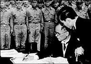 日本政府代表重光葵簽字。