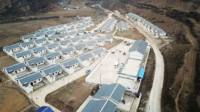 新春走軍營丨半山腰掃視涼山打古洛村，舊屋新居對比明顯