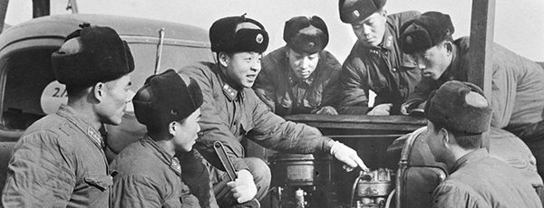 【百個瞬間說百年】1963，“向雷鋒同志學(xué)習(xí)”