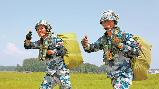 傘花綻放！空降兵某旅組織春季入伍新兵首次進(jìn)行跳傘訓(xùn)練