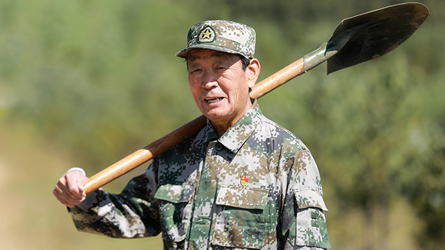 退休將軍植樹造林18年，家鄉(xiāng)從一片荒坡變一片林海