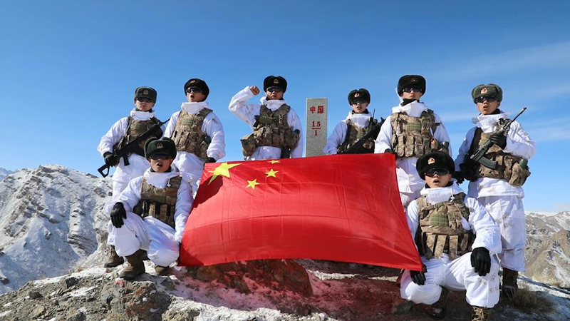 新春走軍營丨中吉15號界碑前，新兵接過鋼槍！