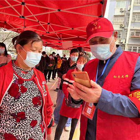 “橄欖綠”化身“志愿紅”！疫情當(dāng)前，他們堅守抗疫一線