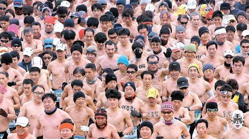 韓國(guó)舉行裸體馬拉松賽近千人裸體跑十公里（圖）