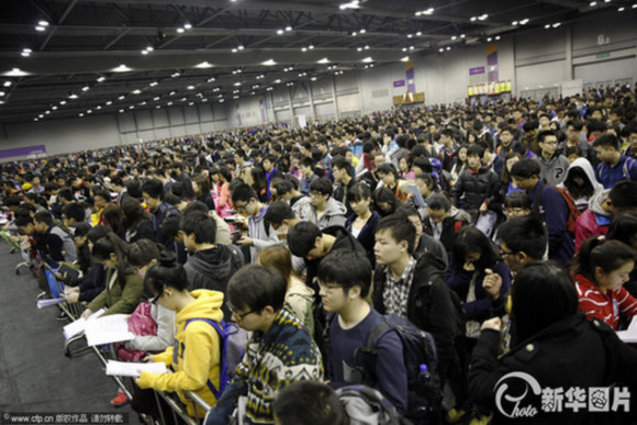 2014年01月25日，香港，在亞洲國(guó)際博覽館考場(chǎng)，近萬(wàn)名考生參加了有“美國(guó)高考”之稱的SAT考試。  