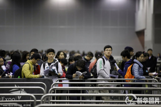 2014年01月25日，香港，在亞洲國際博覽館考場(chǎng)，近萬名考生參加了有“美國高考”之稱的SAT考試。  
