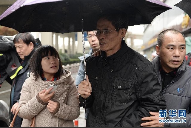 2月18日，被告人林森浩父親（右二）宣判后走出法院。