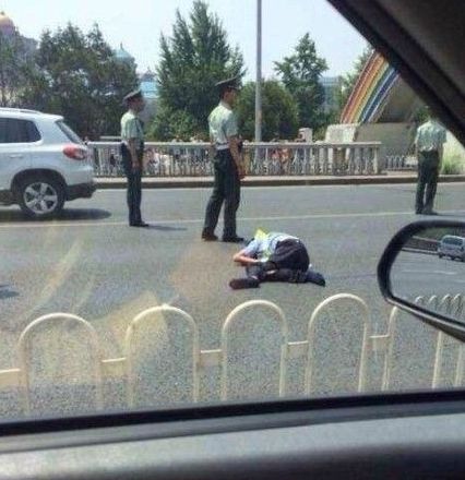 交警被撞出大概10米左右，趴在地上一動(dòng)不動(dòng)。
