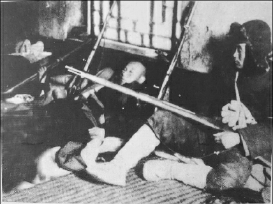     在艱苦的條件下，東北義勇軍戰(zhàn)士槍不離身，隨時(shí)準(zhǔn)備與日本侵略者戰(zhàn)斗。