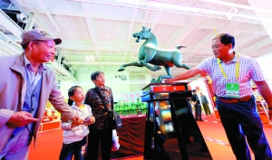 圖：在武威展廳內(nèi)，市民詳細(xì)了解銅奔馬的歷史。本報首席記者 裴強(qiáng) 攝