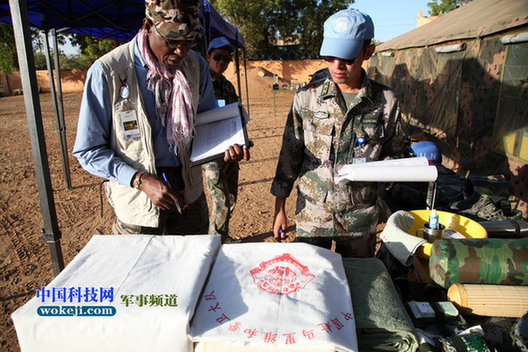 聯(lián)馬團(tuán)裝備核查組正在核查單兵生活裝具。