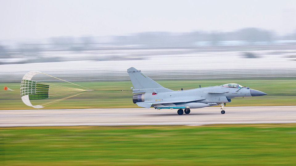 空軍航空兵某旅開展飛行訓(xùn)練