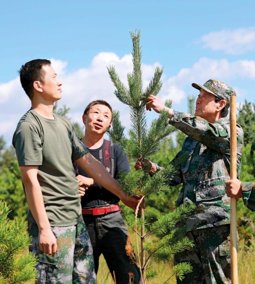2021-08-26，張連印帶著貧困戶魏隨舍和教育基地工作人員種樹。（丁美寧 攝）