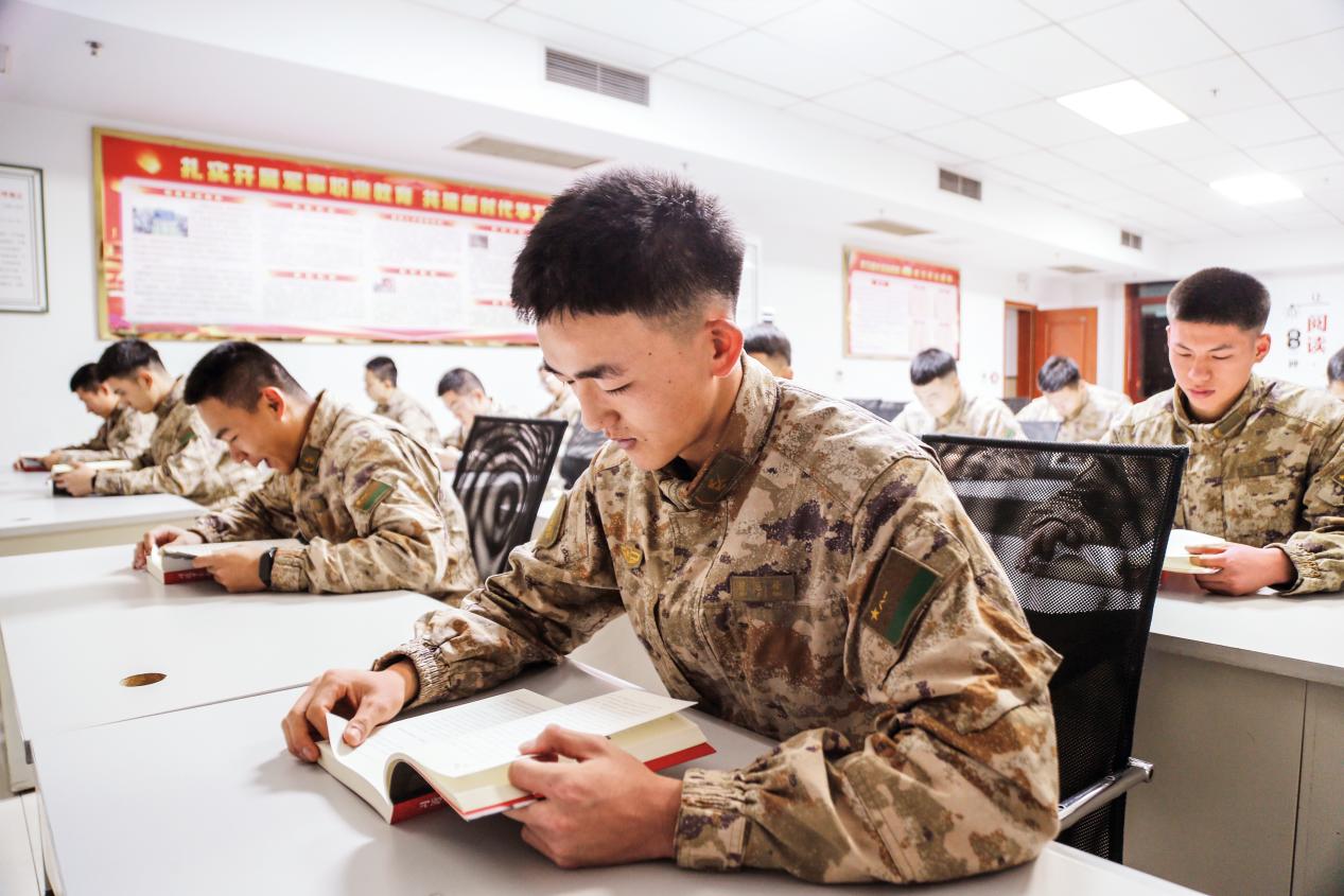 天津警備區(qū)指導(dǎo)直屬隊(duì)展開“弘揚(yáng)英雄精神，鑄就強(qiáng)軍之魂”學(xué)習(xí)教育活動(dòng)【修鵬輝攝】