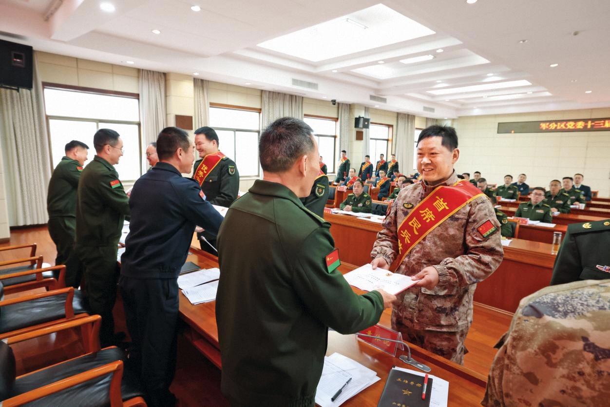 圖1-民兵洪江流獲評(píng)“首席民兵教練員”在安慶軍分區(qū)黨委擴(kuò)大會(huì)議上受領(lǐng)榮譽(yù)證書(shū) 謝婷婷 攝影