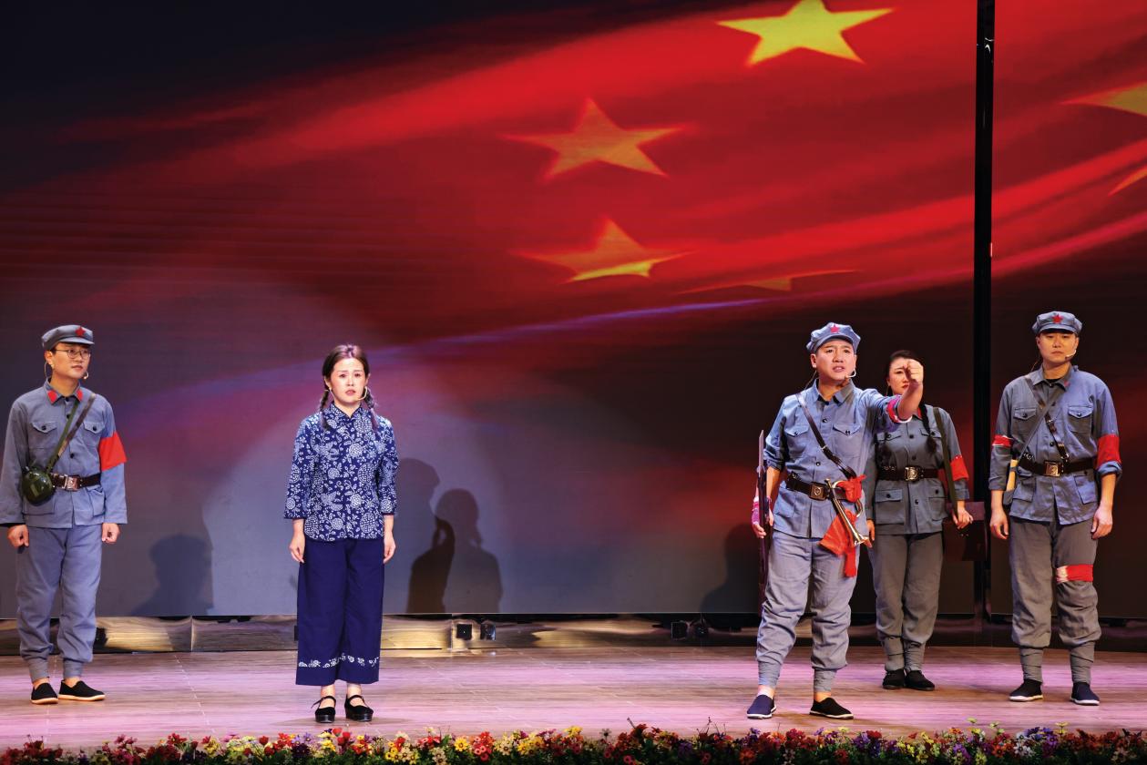 梅里斯區(qū)人武部民兵文藝團(tuán)成員為民兵進(jìn)行紅色教育文藝匯演。尹龍泉攝