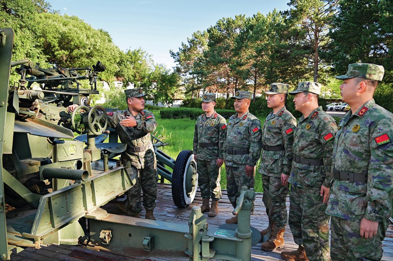 民兵教練員通過(guò)介紹武器裝備向民兵講解軍史。陳浩攝