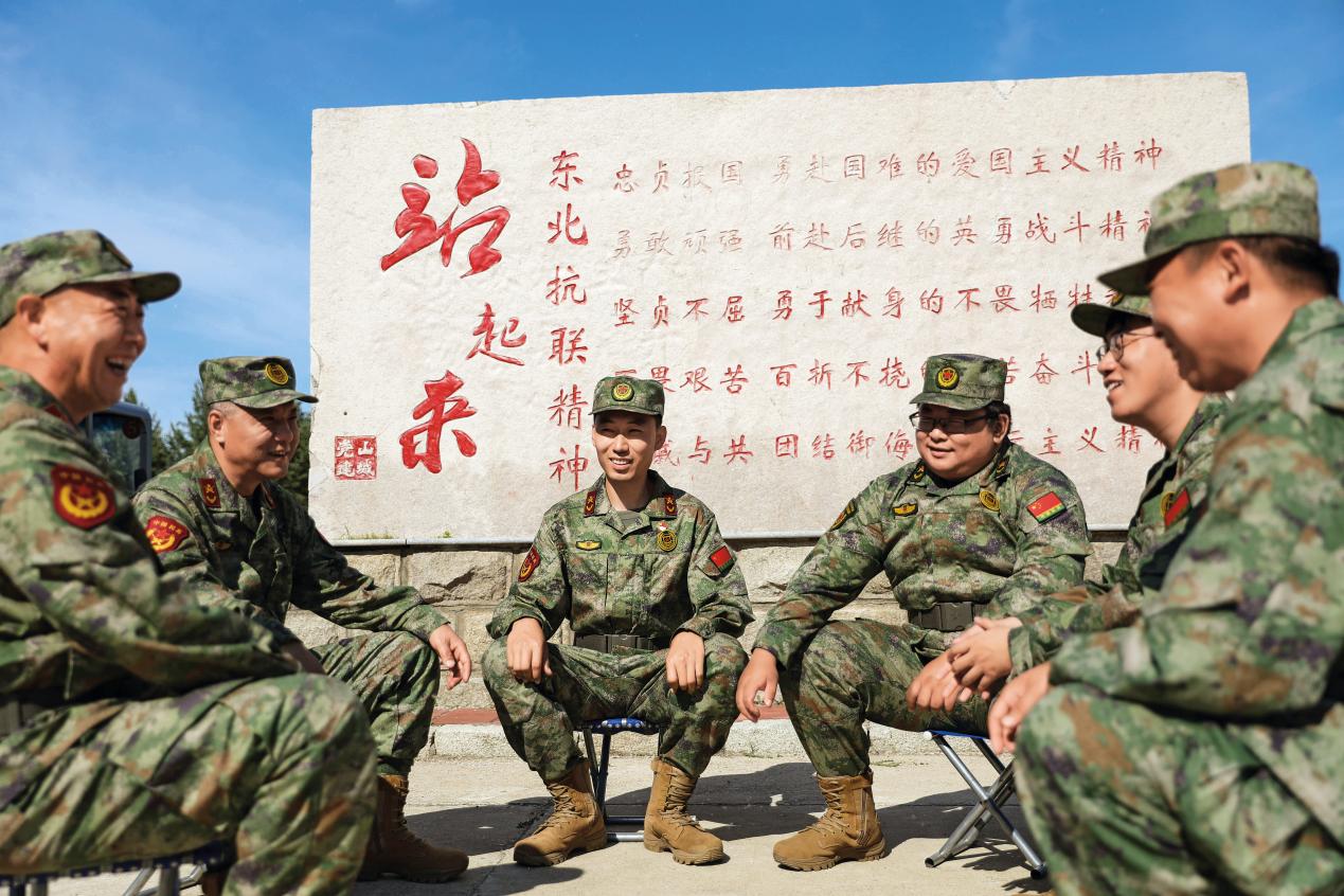 碾子山區(qū)人武部在民兵訓(xùn)練期間開展民兵政治教育活動(dòng)。張豐山攝