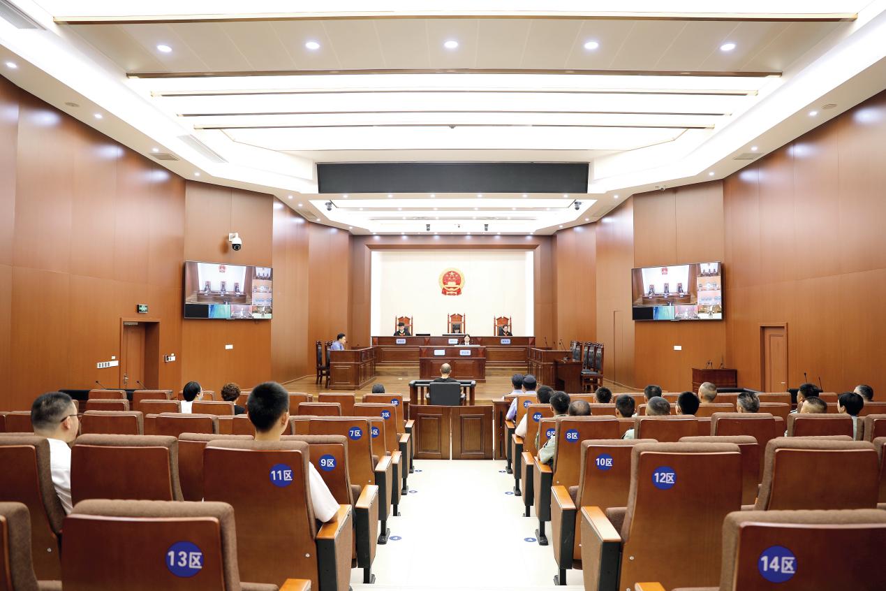 7月10日，浙江省云和縣人武部開展“以案說紀(jì)、以案示警”黨紀(jì)學(xué)習(xí)教育活動,組織部機(jī)關(guān)人員赴云和縣人民法院觀摩庭審現(xiàn)場（李慧攝）