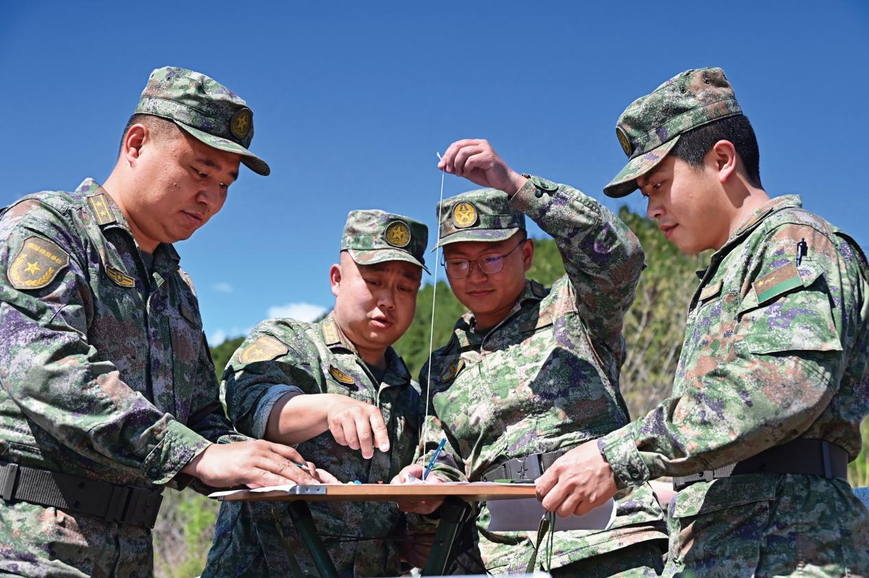 _軍分區(qū)組織全區(qū)軍官、文職人員開展野外識圖用圖訓練 (1)