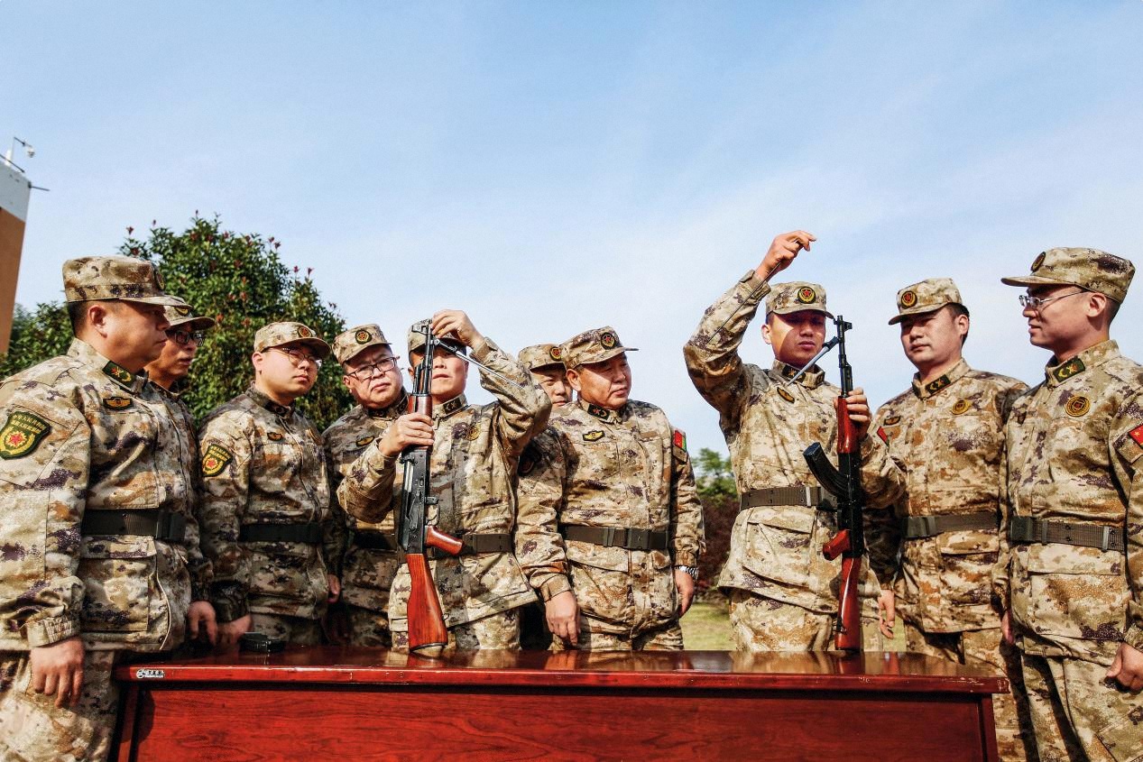 淮北軍分區(qū)組織專武干部和新任職政治教導(dǎo)員集訓(xùn)。（攝影 郭林）