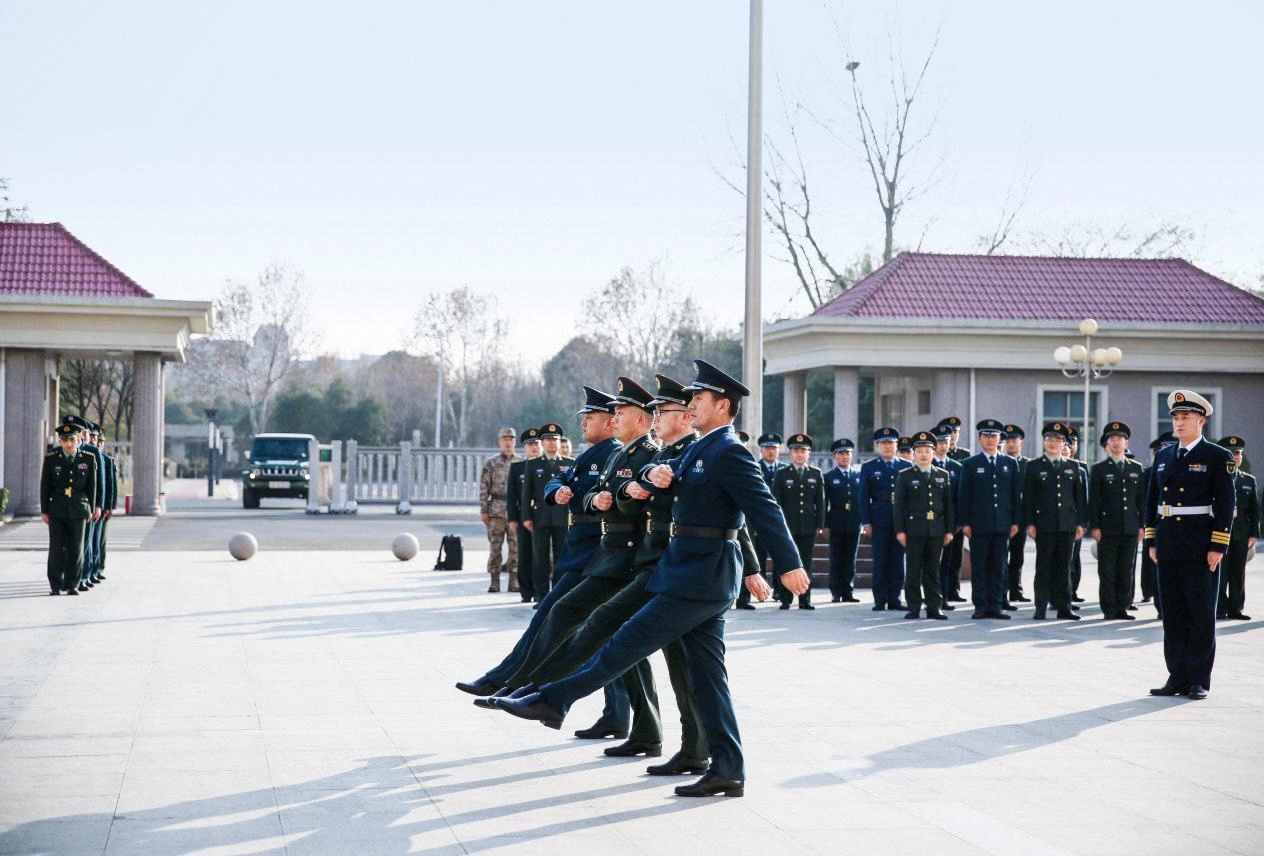 淮北軍分區(qū)組織所屬官兵、文職人員進(jìn)行隊(duì)列會(huì)操。（攝影 郭林）