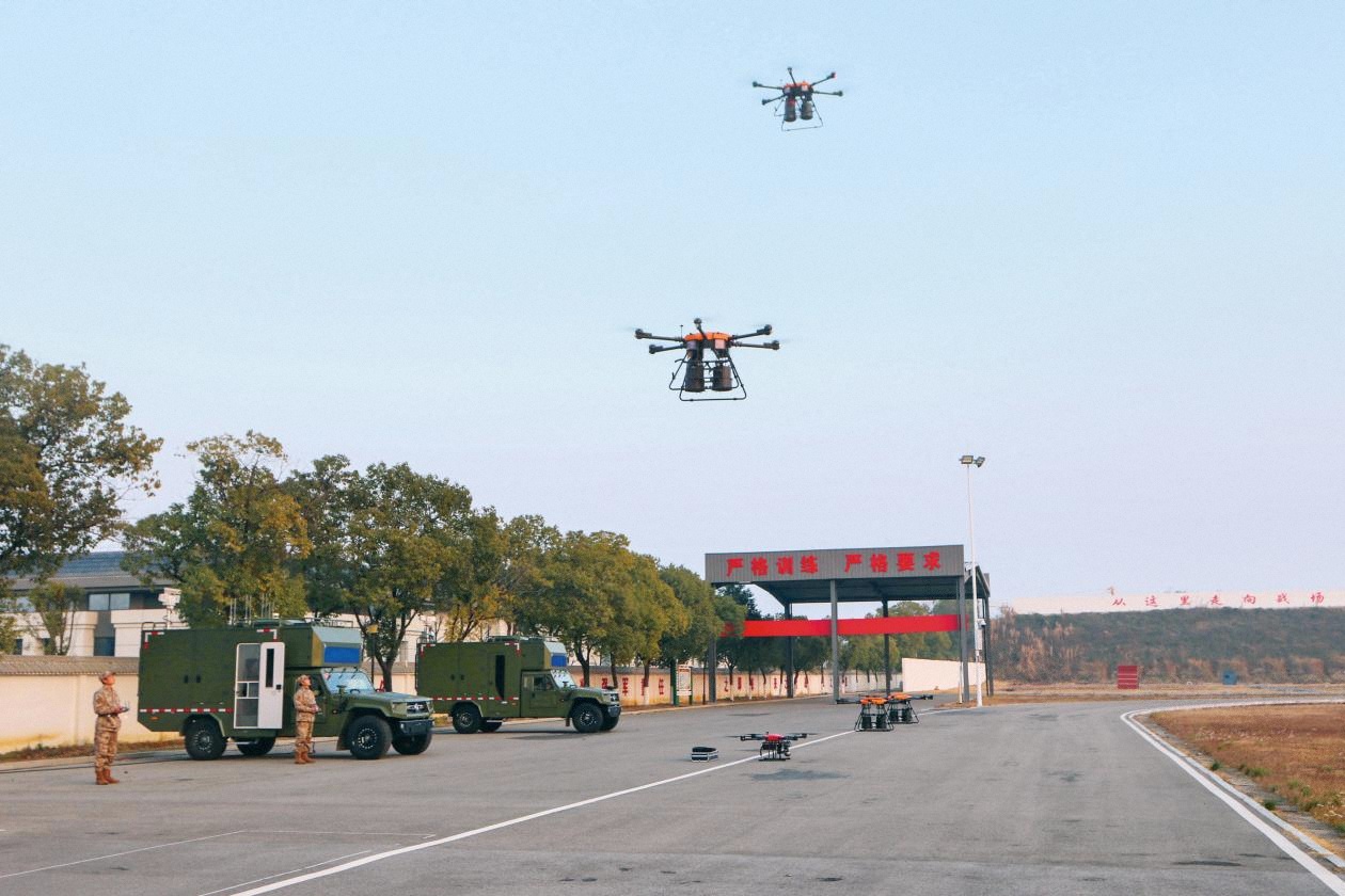 2025年1月5日，黃岡軍分區(qū)組織察打一體車和無人機協(xié)同演練演訓(xùn)。圖為應(yīng)急救援無人機升空。周搏攝