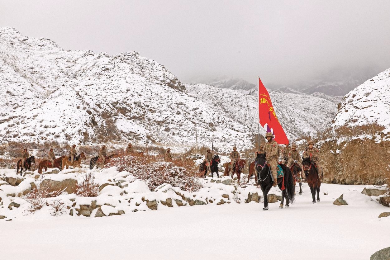 圖6-4為：民兵騎兵連在蜿蜒的山區(qū)里巡邏執(zhí)勤，確保防區(qū)安全穩(wěn)定。