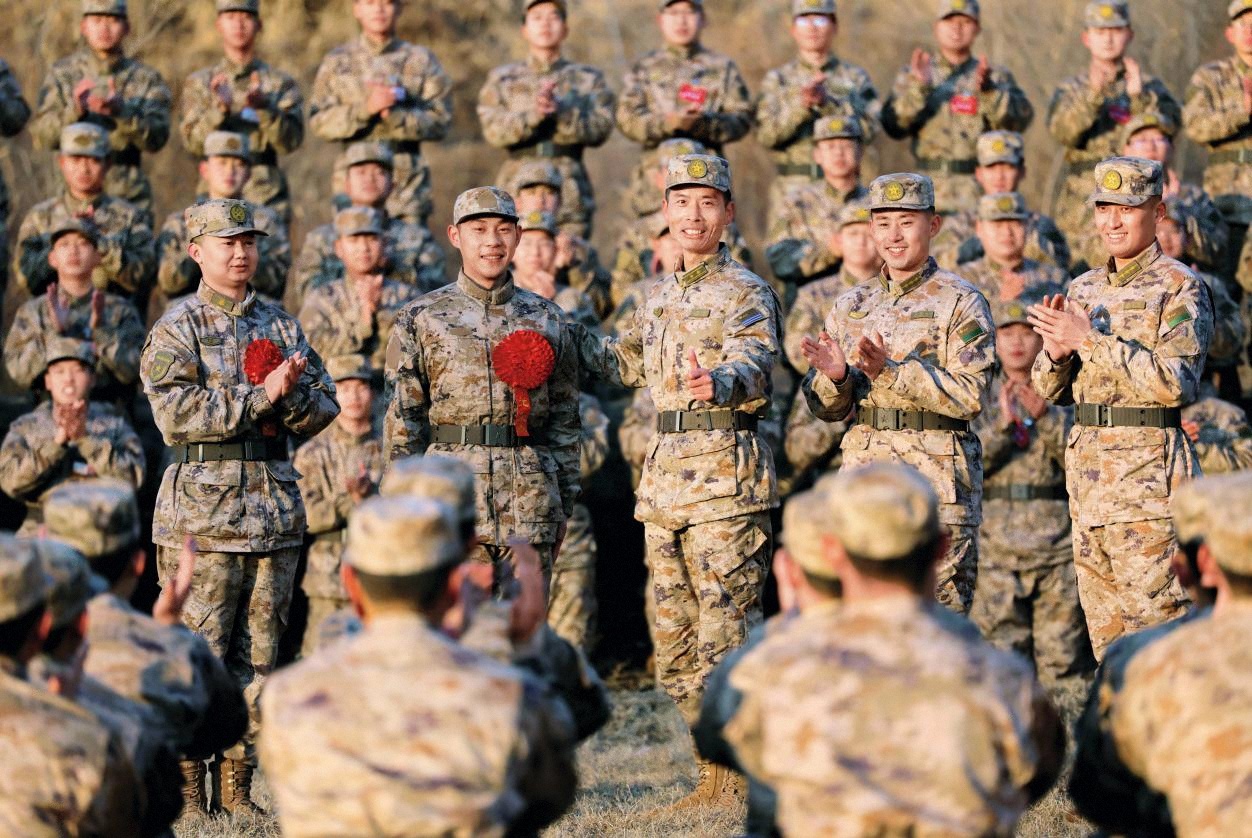 1.參訓(xùn)文職人員和新兵利用訓(xùn)練間隙組織小比武小競(jìng)賽，為成績(jī)優(yōu)異者佩戴紅花，激勵(lì)練兵備戰(zhàn)的熱情。