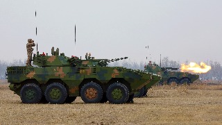 陸軍第78集團某旅組織裝步分隊開展實彈射擊考核