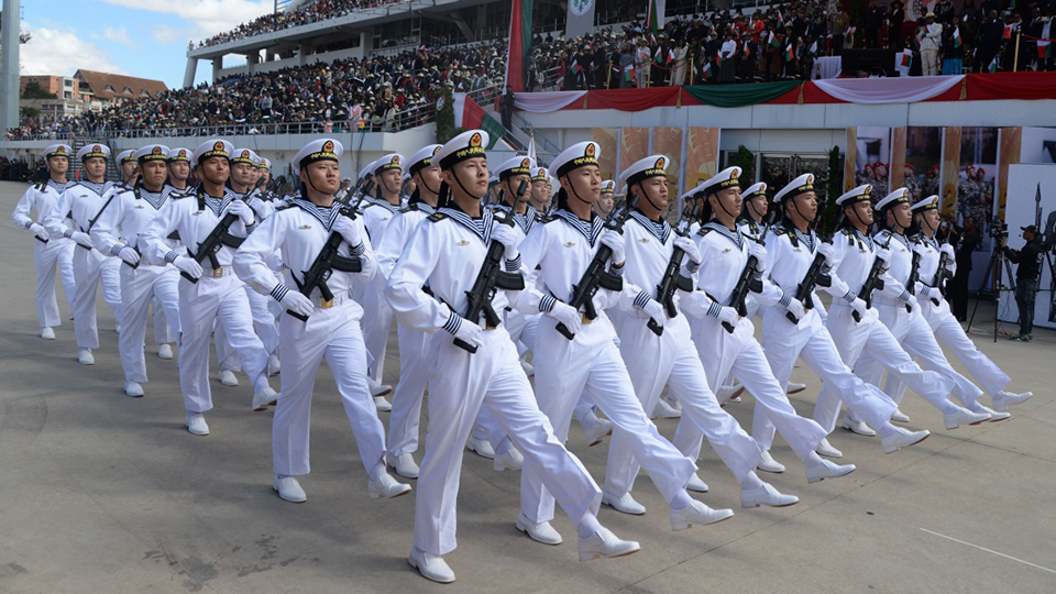 中國(guó)人民解放軍駐吉布提保障基地分隊(duì)參加馬達(dá)加斯加獨(dú)立和建軍65周年閱兵活動(dòng)