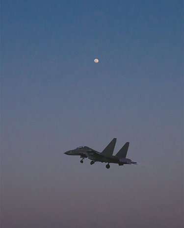 戰(zhàn)鷹出擊 晝夜鏖戰(zhàn)——空軍航空兵某旅飛行訓(xùn)練掠影