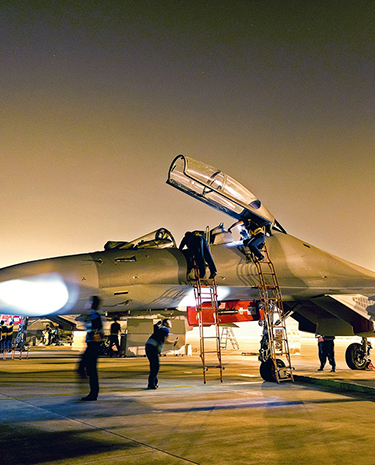 夜航影像丨空軍航空兵某旅機(jī)務(wù)官兵保障夜間飛行訓(xùn)練