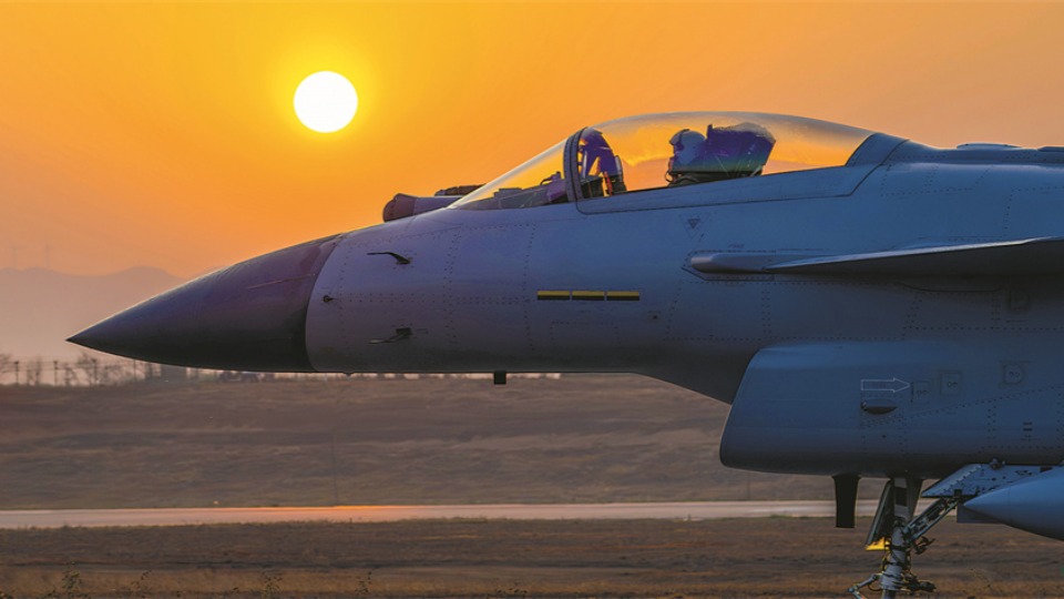 空軍航空兵某旅嚴(yán)練實(shí)打組織跨晝夜實(shí)彈射擊訓(xùn)練