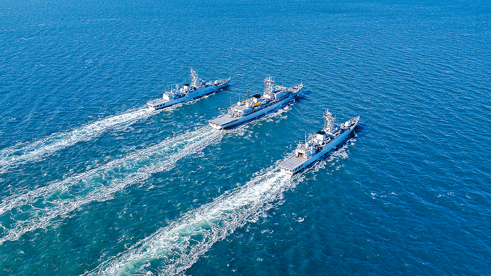 錘煉作戰(zhàn)利劍！海軍某訓(xùn)練艦支隊(duì)艦艇編隊(duì)開展訓(xùn)練
