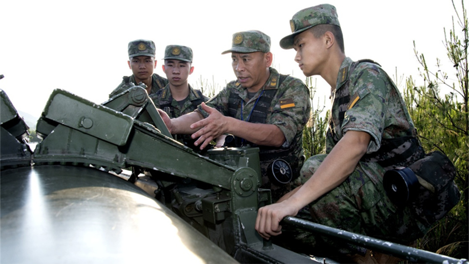 了不起的中國軍人丨二十大代表何賢達(dá)：“永遠(yuǎn)不滿足于現(xiàn)狀，永遠(yuǎn)向遠(yuǎn)處看”