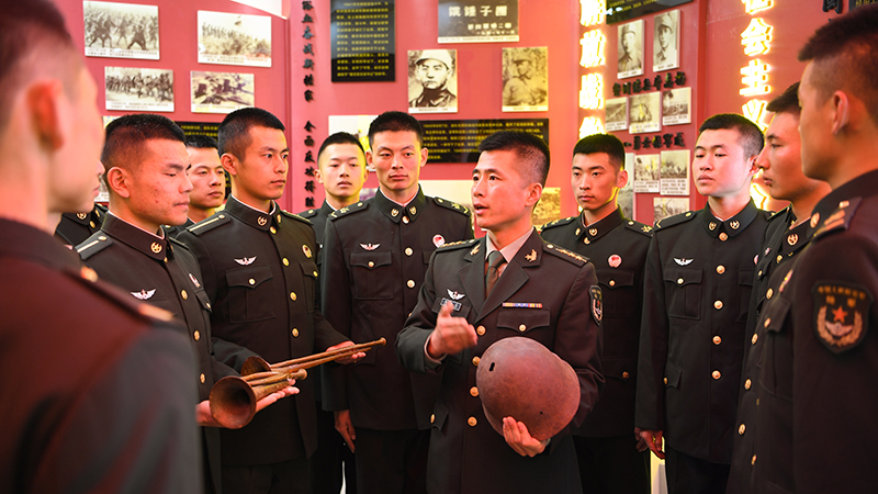 楊德龍為官兵講紅色故事。