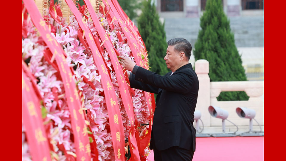 習(xí)近平等黨和國家領(lǐng)導(dǎo)人出席烈士紀念日向人民英雄敬獻花籃儀式