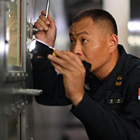 艦之心 兵之王——記海軍導(dǎo)彈驅(qū)逐艦?？谂灱紟熤軒?/>
                            </div>
								</div>
								<h3>
									艦之心 兵之王——記海軍導(dǎo)彈驅(qū)逐艦?？谂灱紟熤軒?								</h3>
								<p>
									水兵們說，周帥是“大洋上的聽診師”，聽燃氣輪機運行的聲響，就能辨別有無故障；蒙著眼，也能知道閥門位置和管道走向。
								</p>
						</a>
					</div>
				</div>
								<div   id=