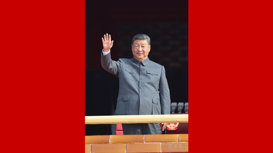 習(xí)近平來(lái)到天安門(mén)城樓主席臺(tái)