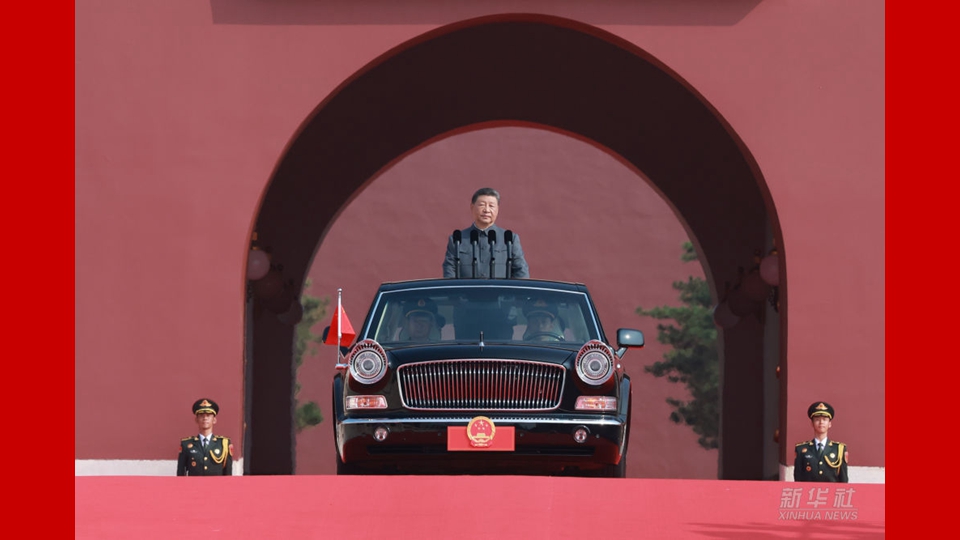 習(xí)近平乘檢閱車(chē)經(jīng)過(guò)金水橋駛上長(zhǎng)安街